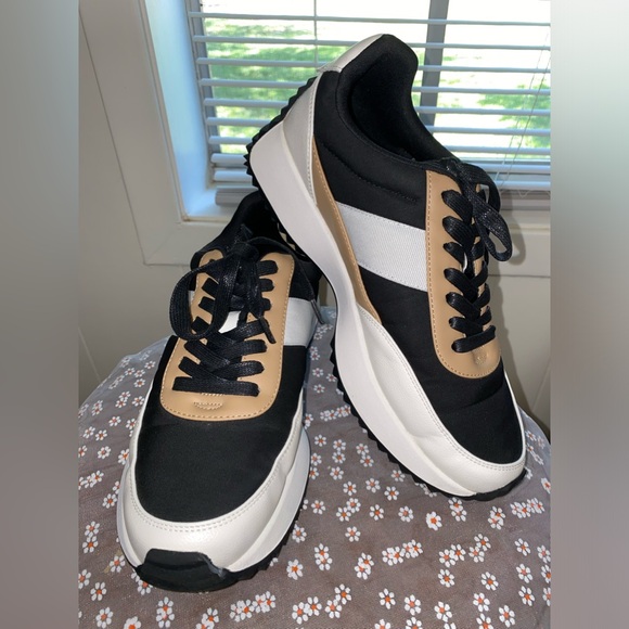 DV Dolce Vita women’s sneakers. - Picture 4 of 13